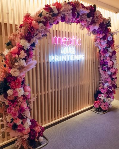 Meetic - Création d'un décor avec une arche florale et un coeur en fleurs à l'occasion de la Saint-Valentin. - Kaki Paris
