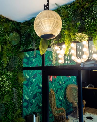 YUJ - Création d'un mur végétal artificiel de 10m2 pour l'entrée du studio de yoga. - Kaki Paris