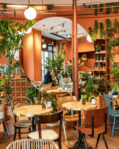PRINTEMPS - Création d'un café végétal Kaki x Printemps Haussmann pendant un an. 
Élaboration de l'architecture et l'aménagement végétal du lieu ainsi que la végétalisation de tout le dernier étage du magasin sous la coupole. - Kaki Paris